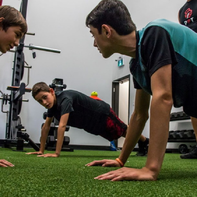 Efectos del entrenamiento funcional de alta intensidad en comparación con el entrenamiento tradicional de la fuerza o de la resistencia sobre el rendimiento físico en adolescentes: