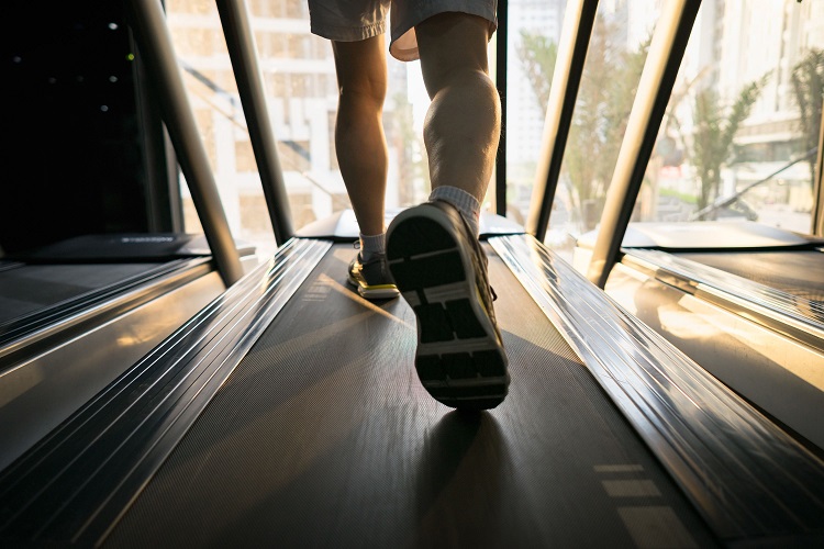 La comida rica en grasas antes del ejercicio después de una sobrecarga de carbohidratos atenúa la utilización de glucógeno durante el ejercicio de resistencia en corredores recreativos masculinos