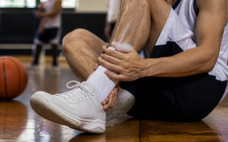 Tobillo laxo, evertores pequeños: inestabilidad en baloncestistas universitarios