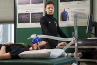 Comparación de calorimetría indirecta y ecuaciones de predicción comunes para evaluar los cambios en la tasa metabólica en reposo inducidos por el entrenamiento de la fuerza y una dieta hipercalórica