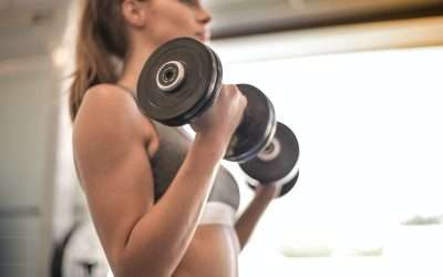 Entrenamiento para perder grasa con pesas.