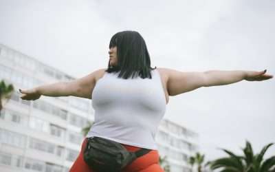 Cómo dar la bienvenida a las mujeres de todos los tamaños a su clase de yoga