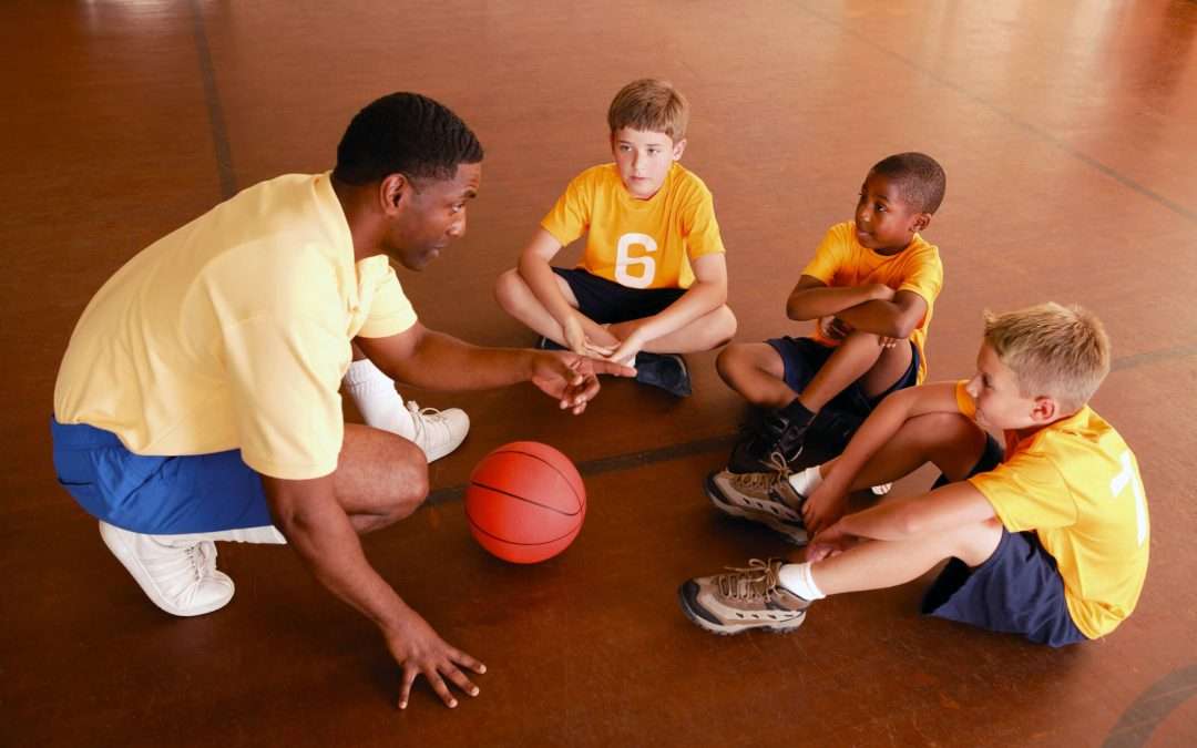 ¿Cuál es el papel de los entrenadores deportivos y cómo pueden influir en los atletas?