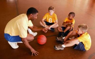 ¿Cuál es el papel de los entrenadores deportivos y cómo pueden influir en los atletas?